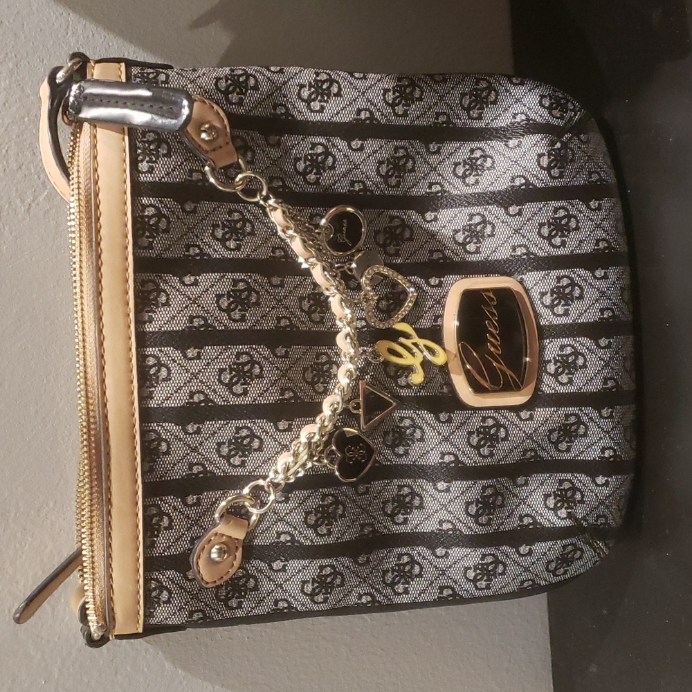 💫❣️PRICE DROP❣️💫Guess cross body bag